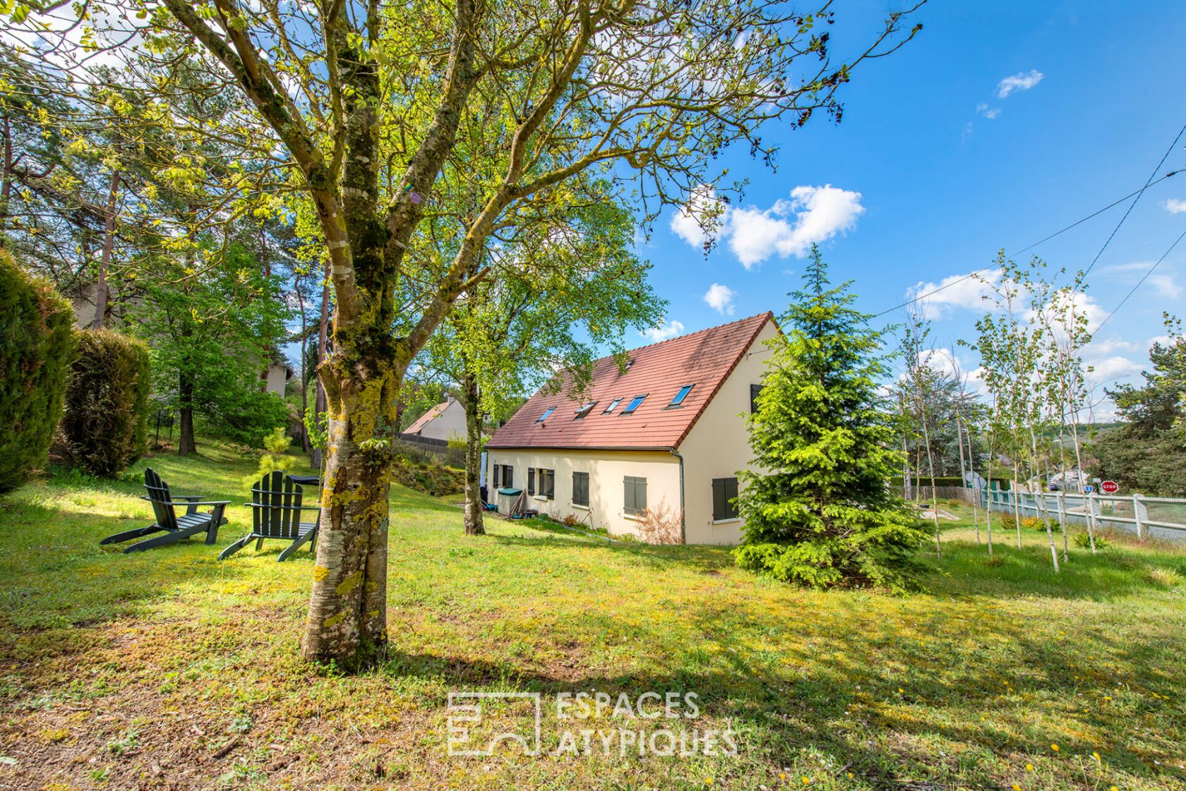 Maison contemporaine en lisière de forêt