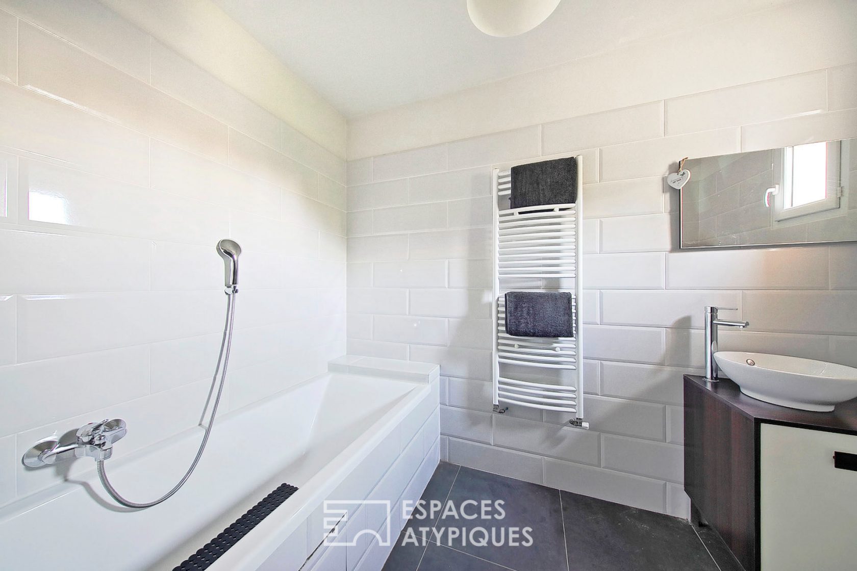 Authentic farmhouse revisited for a contemporary style