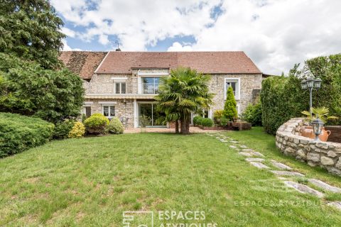 maison en pierre style loft avec jardin et piscine