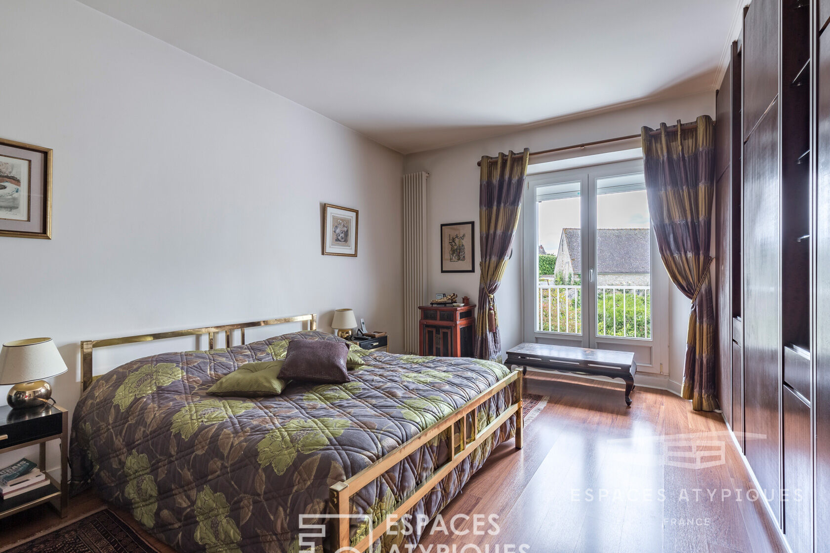 maison en pierre style loft avec jardin et piscine