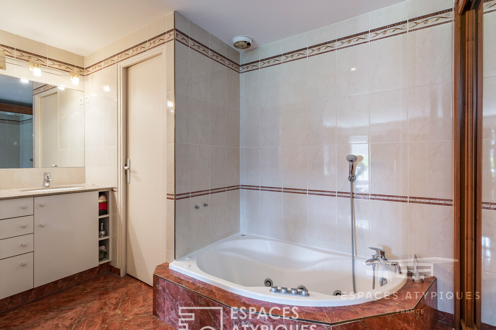 maison en pierre style loft avec jardin et piscine
