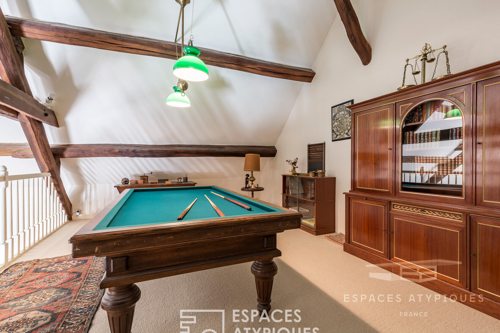 maison en pierre style loft avec jardin et piscine