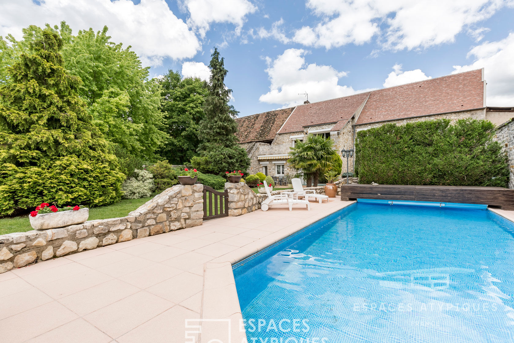 maison en pierre style loft avec jardin et piscine
