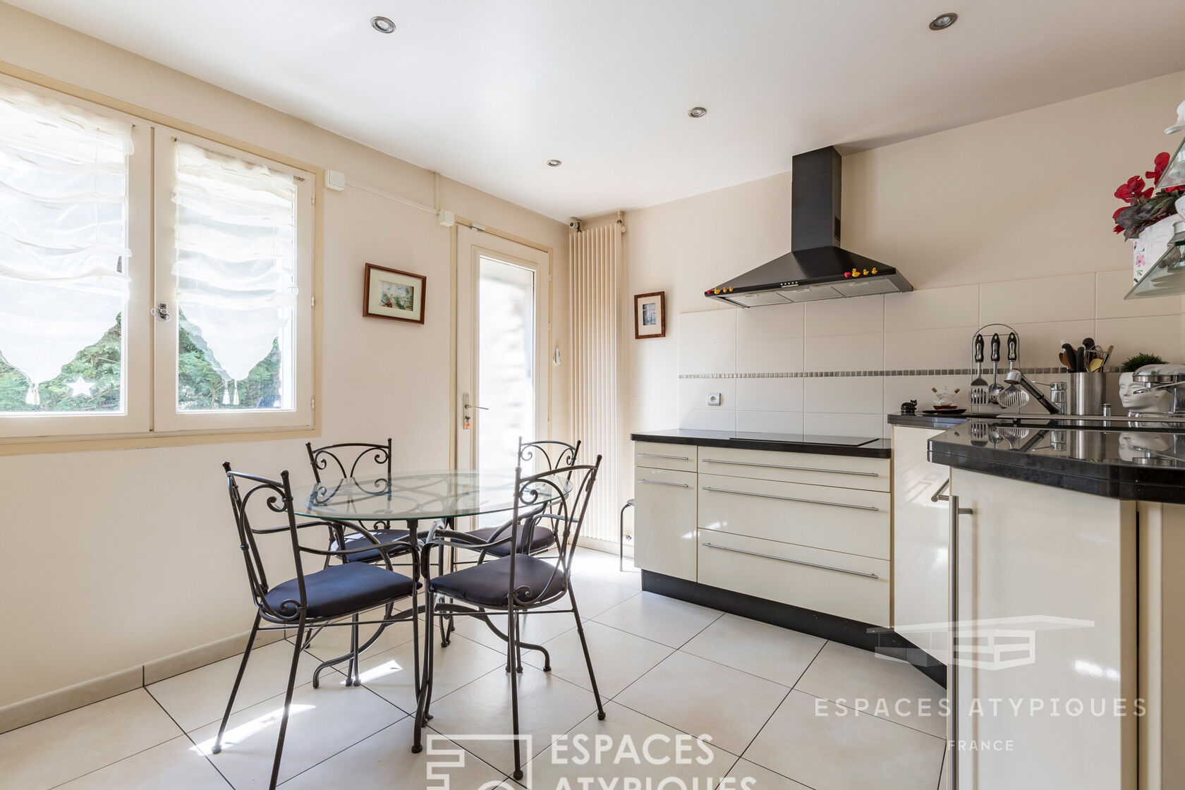 maison en pierre style loft avec jardin et piscine
