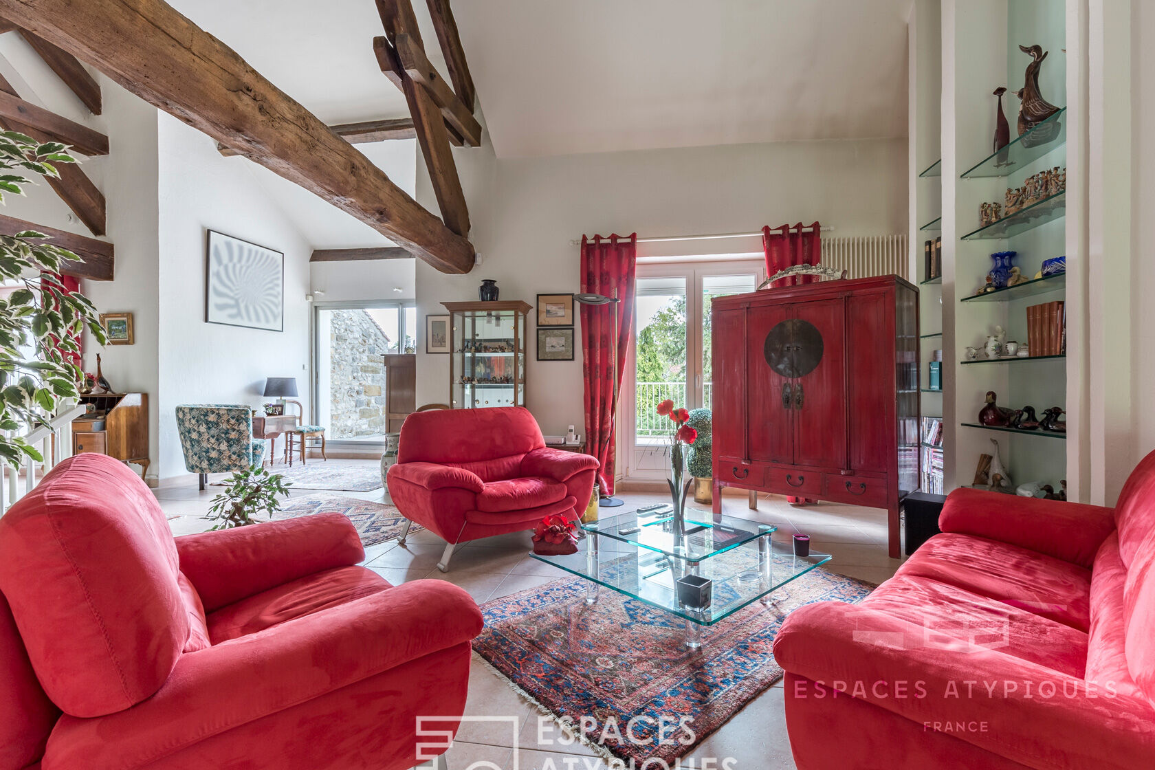 maison en pierre style loft avec jardin et piscine
