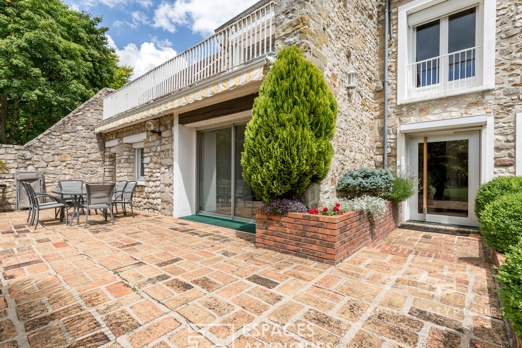 maison en pierre style loft avec jardin et piscine