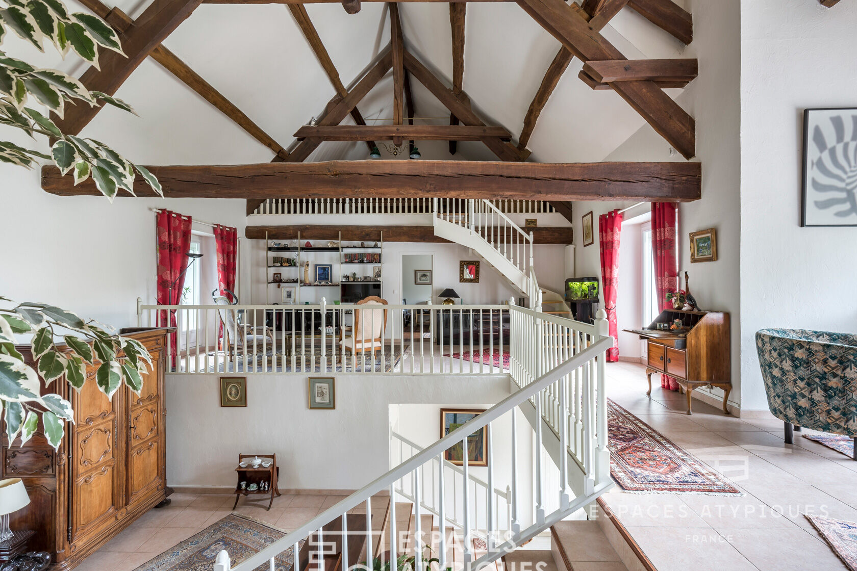 maison en pierre style loft avec jardin et piscine