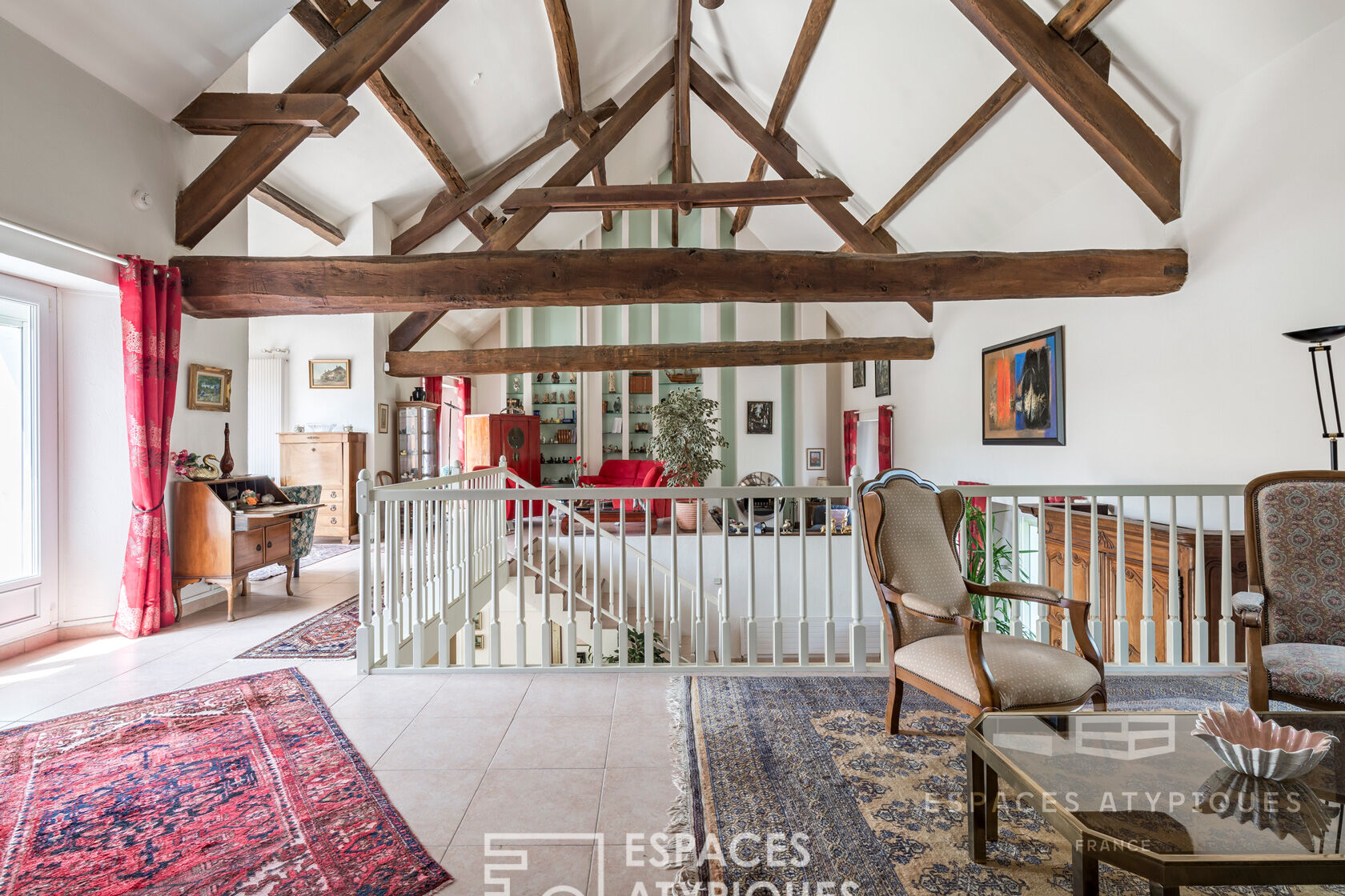 maison en pierre style loft avec jardin et piscine