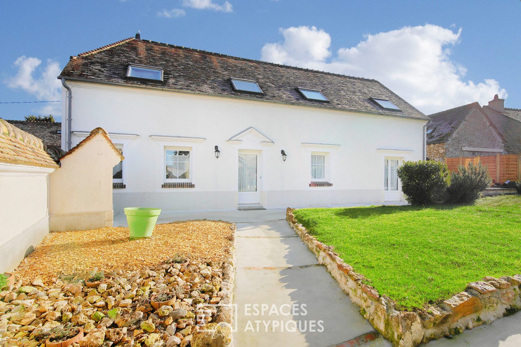 Farmhouse with garden in the heart of the village