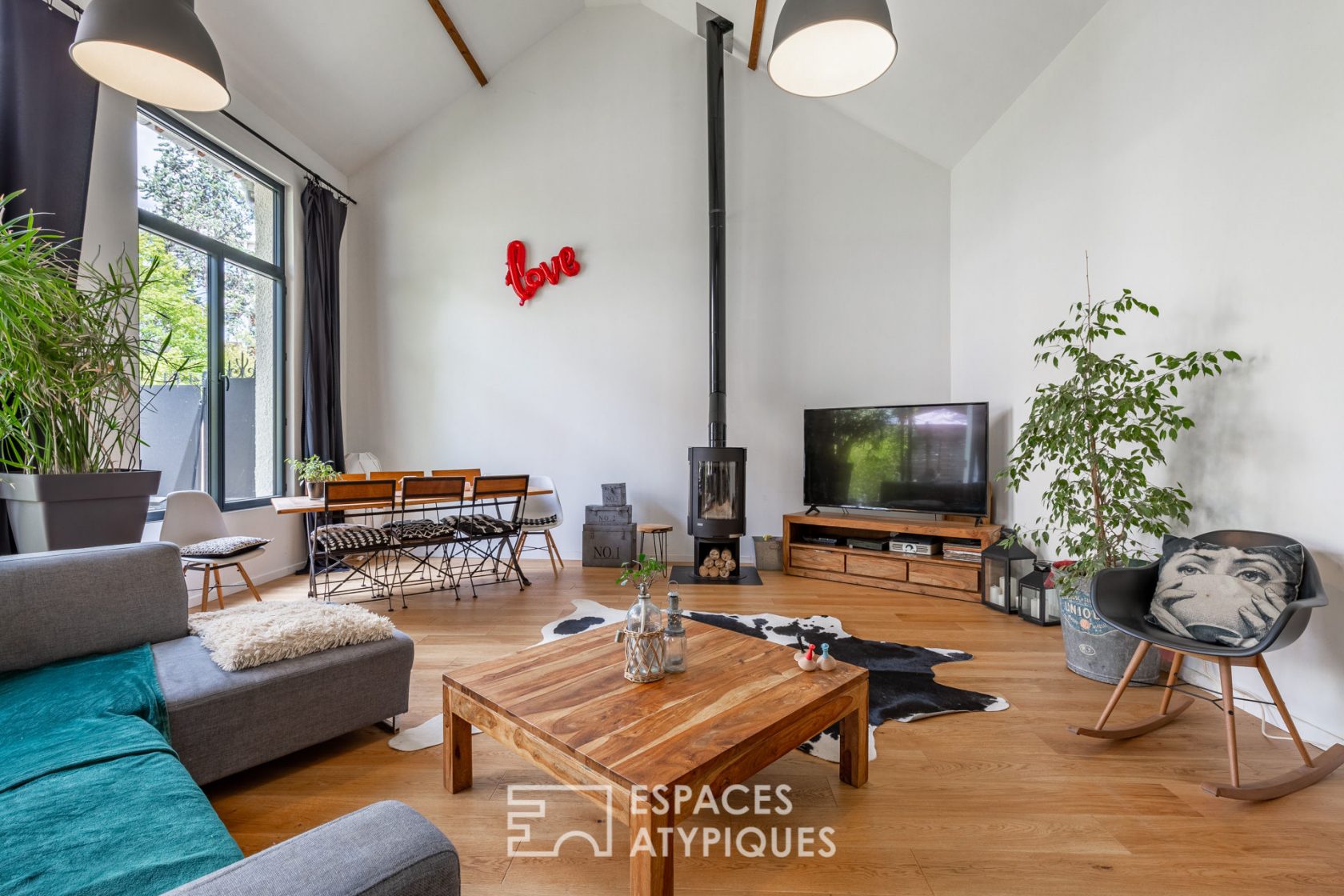 Ecole réhabilitée en maison style loft avec jardin