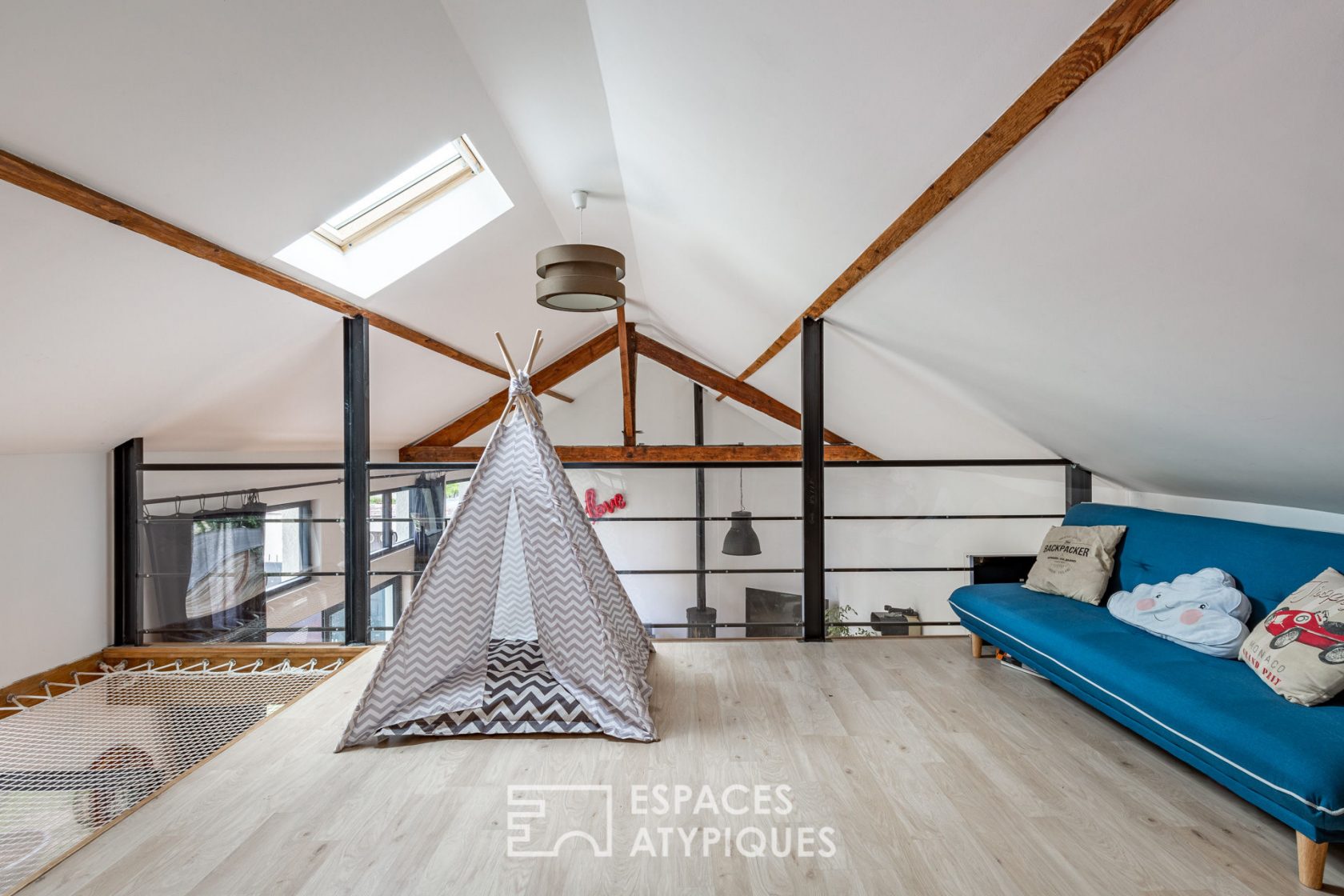 Ecole réhabilitée en maison style loft avec jardin