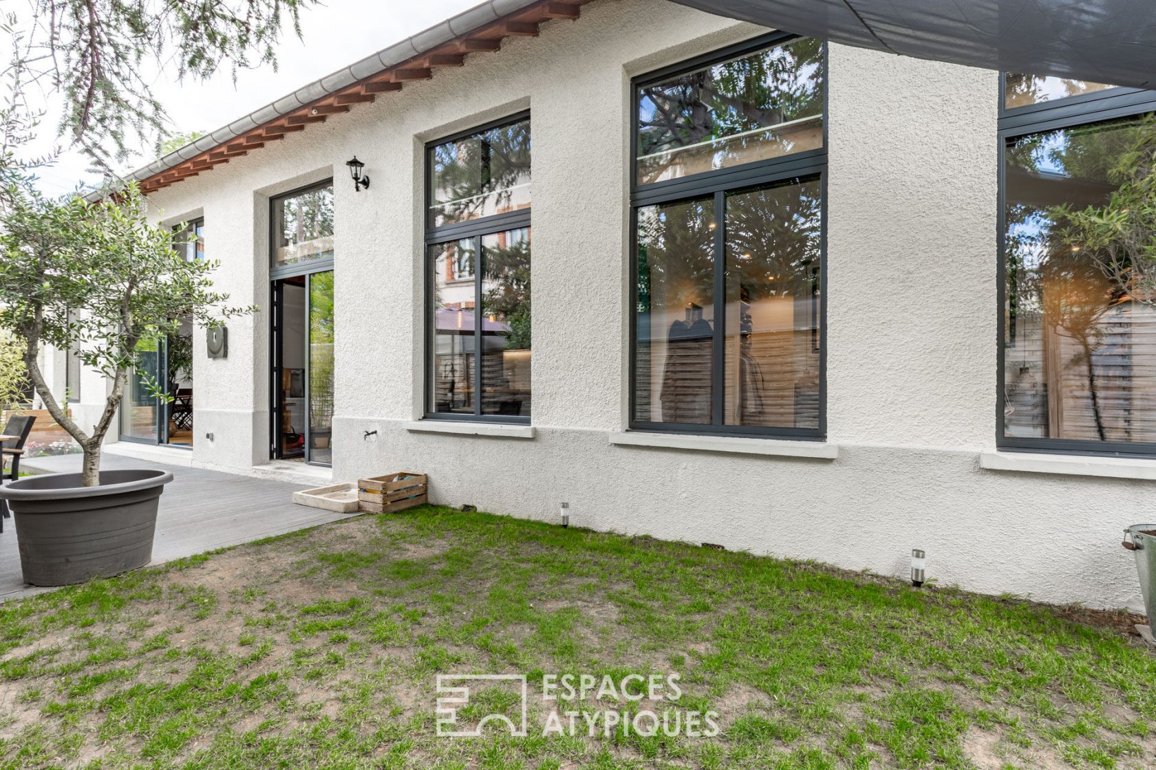 Ecole réhabilitée en maison style loft avec jardin