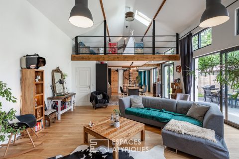 Ecole réhabilitée en maison style loft avec jardin