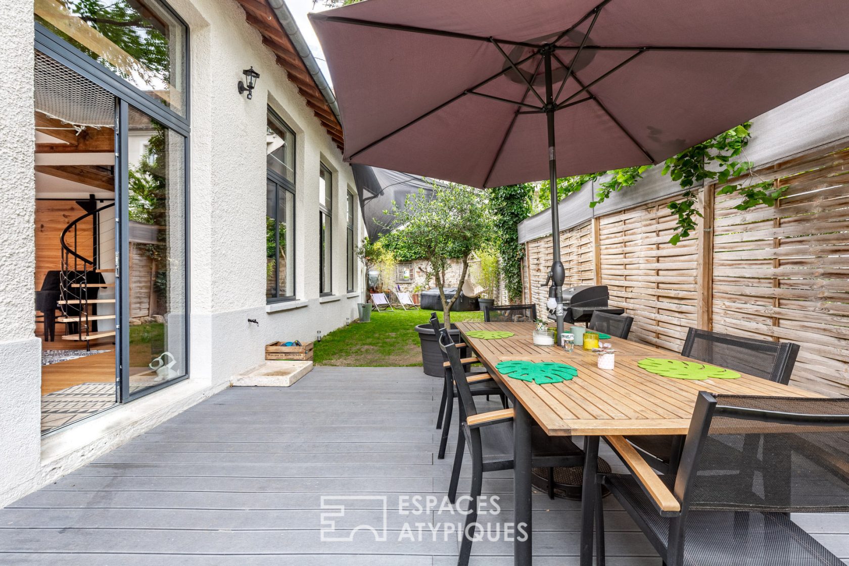 Ecole réhabilitée en maison style loft avec jardin