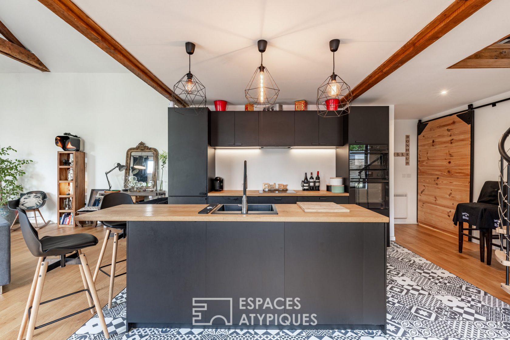 Ecole réhabilitée en maison style loft avec jardin