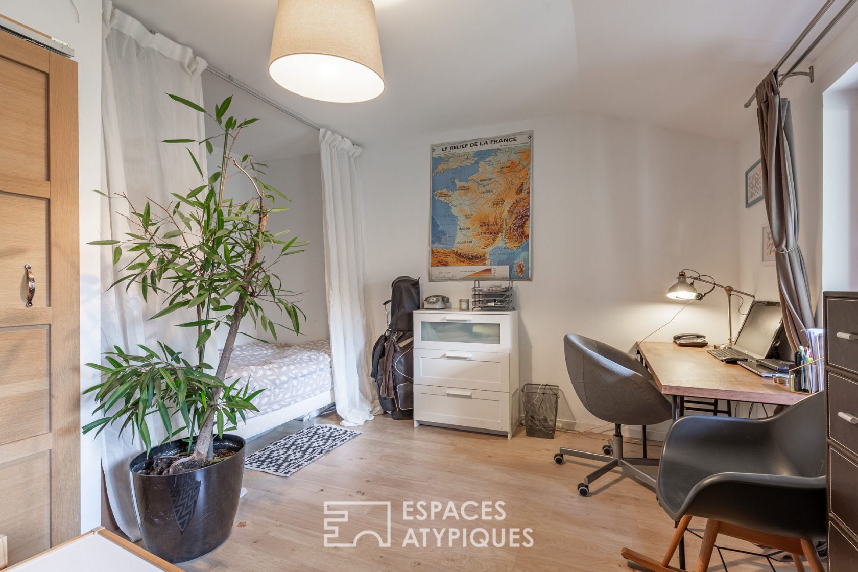 Ecole réhabilitée en maison style loft avec jardin