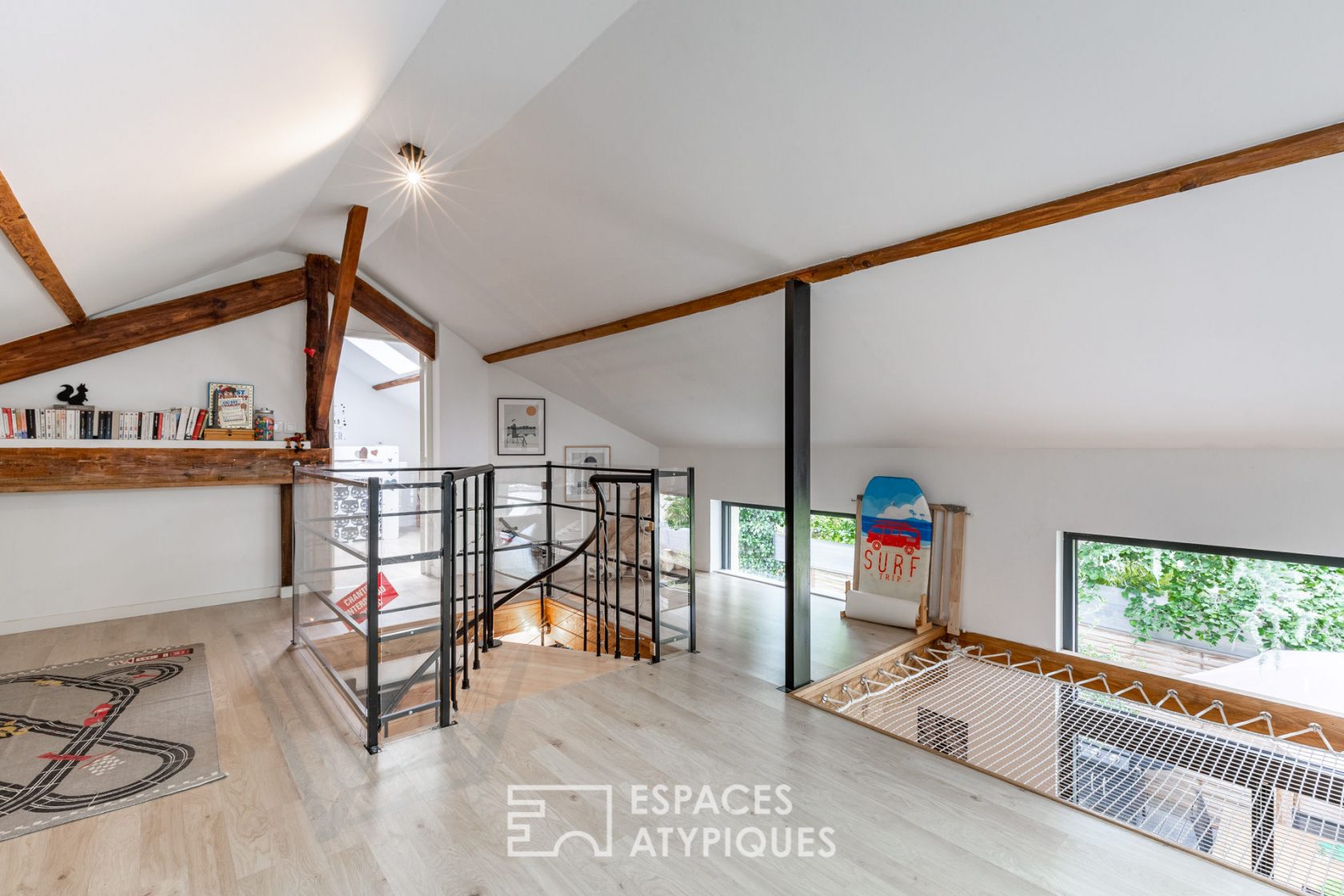 Ecole réhabilitée en maison style loft avec jardin