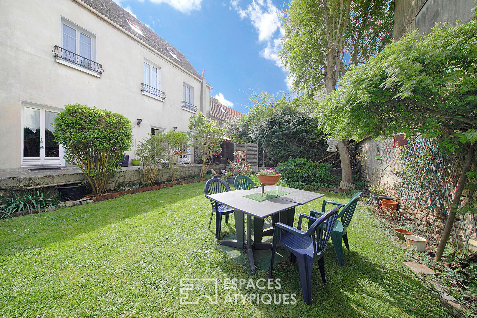 Charming house with garden in the city center