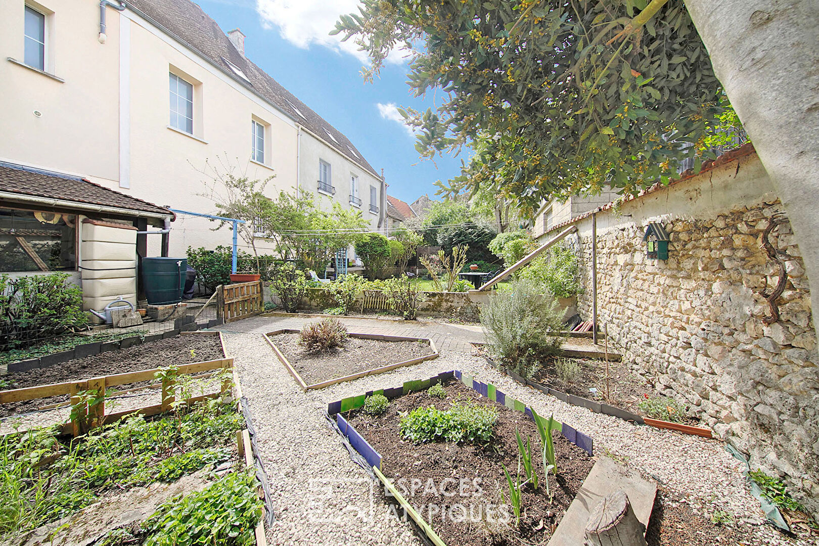 Charming house with garden in the city center