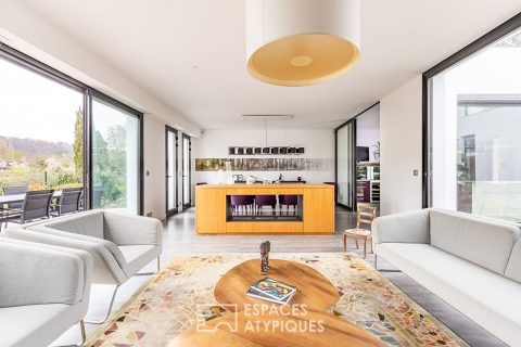 Maison contemporaine avec piscine et jardin