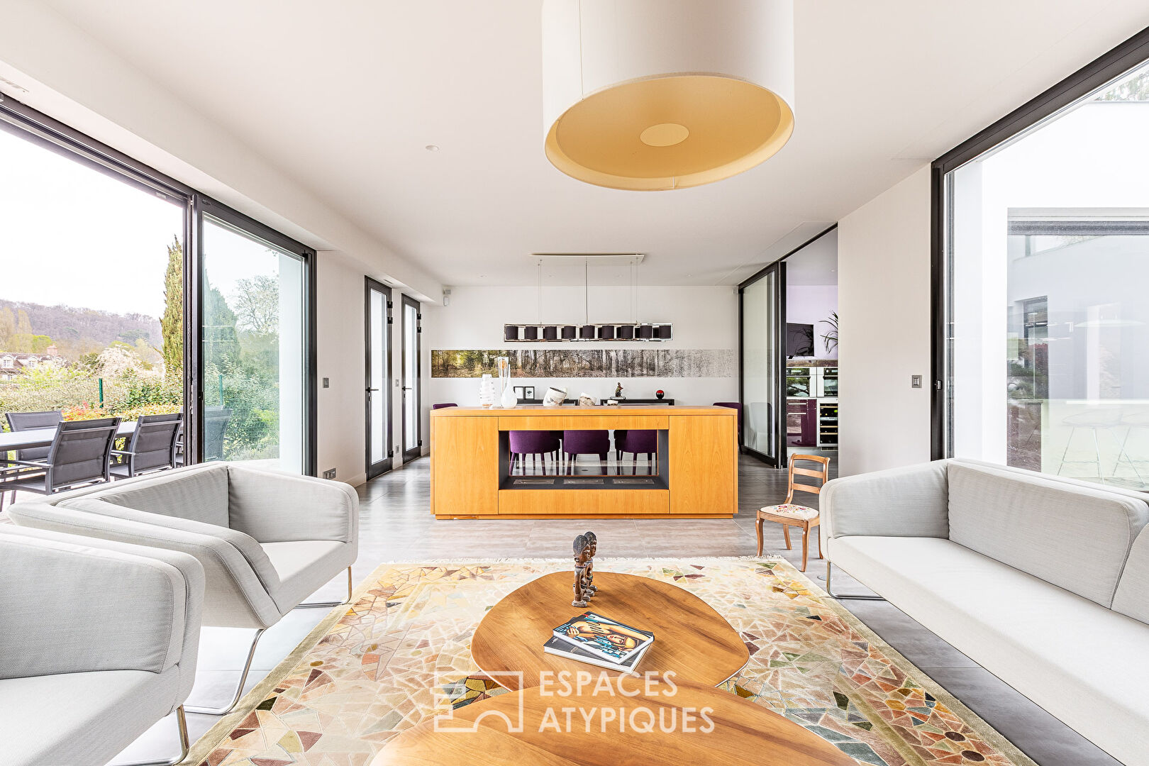 Maison contemporaine avec piscine et jardin