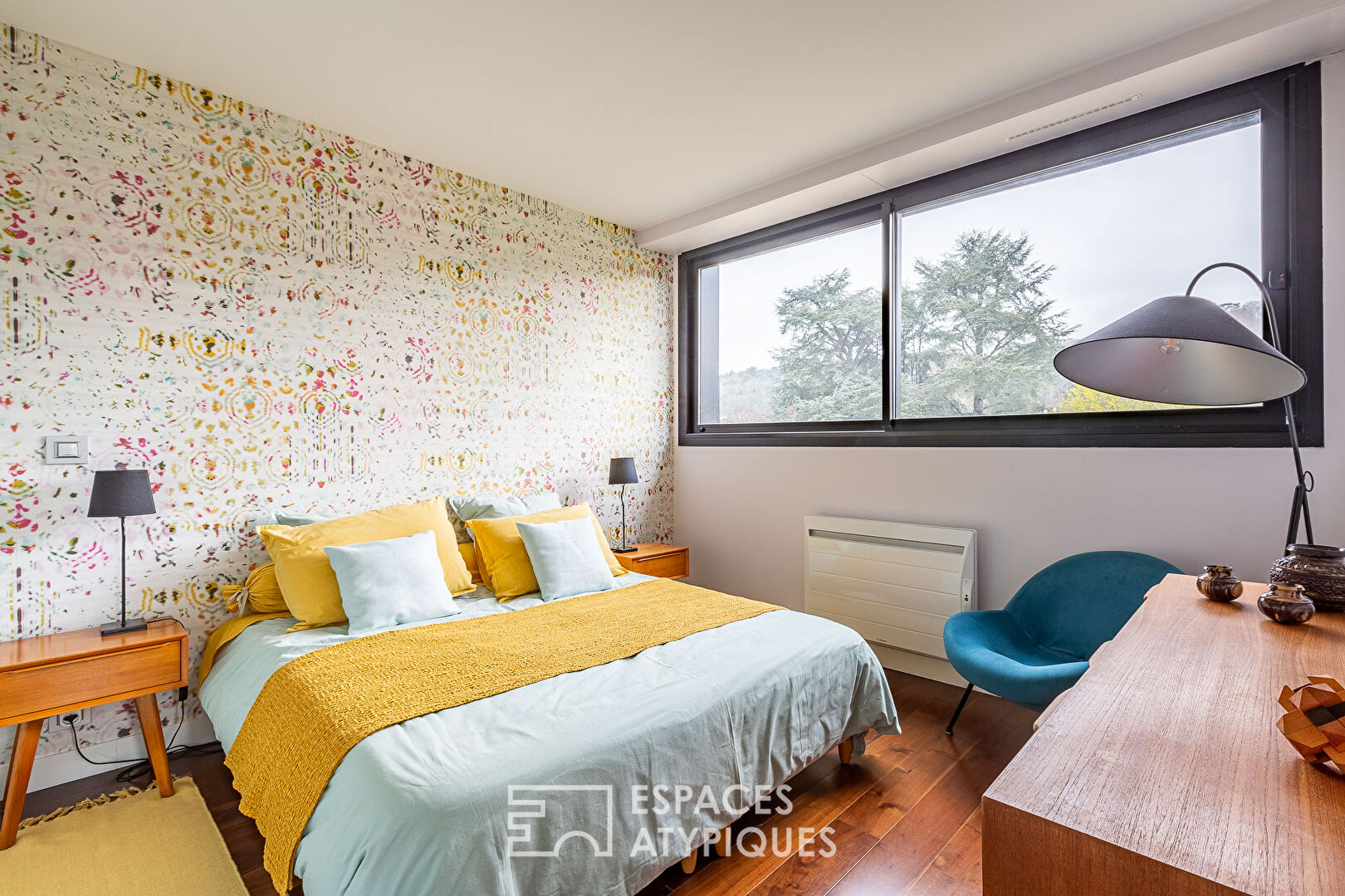 Maison contemporaine avec piscine et jardin