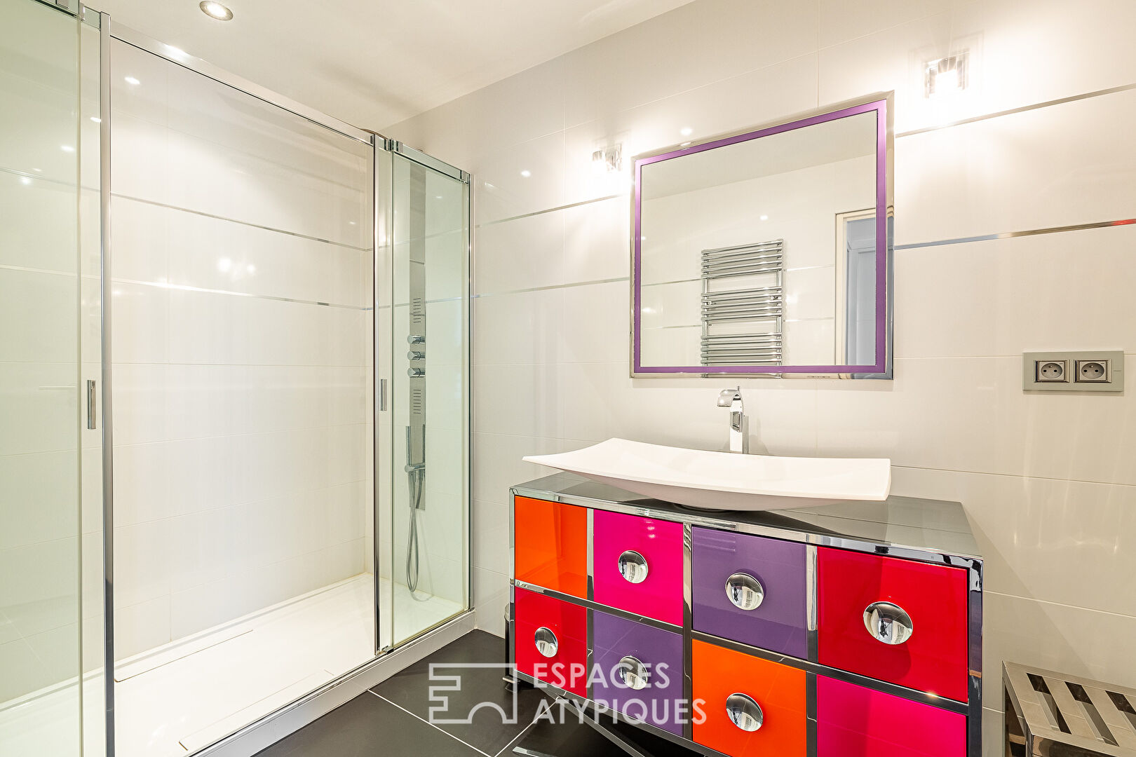 Maison contemporaine avec piscine et jardin