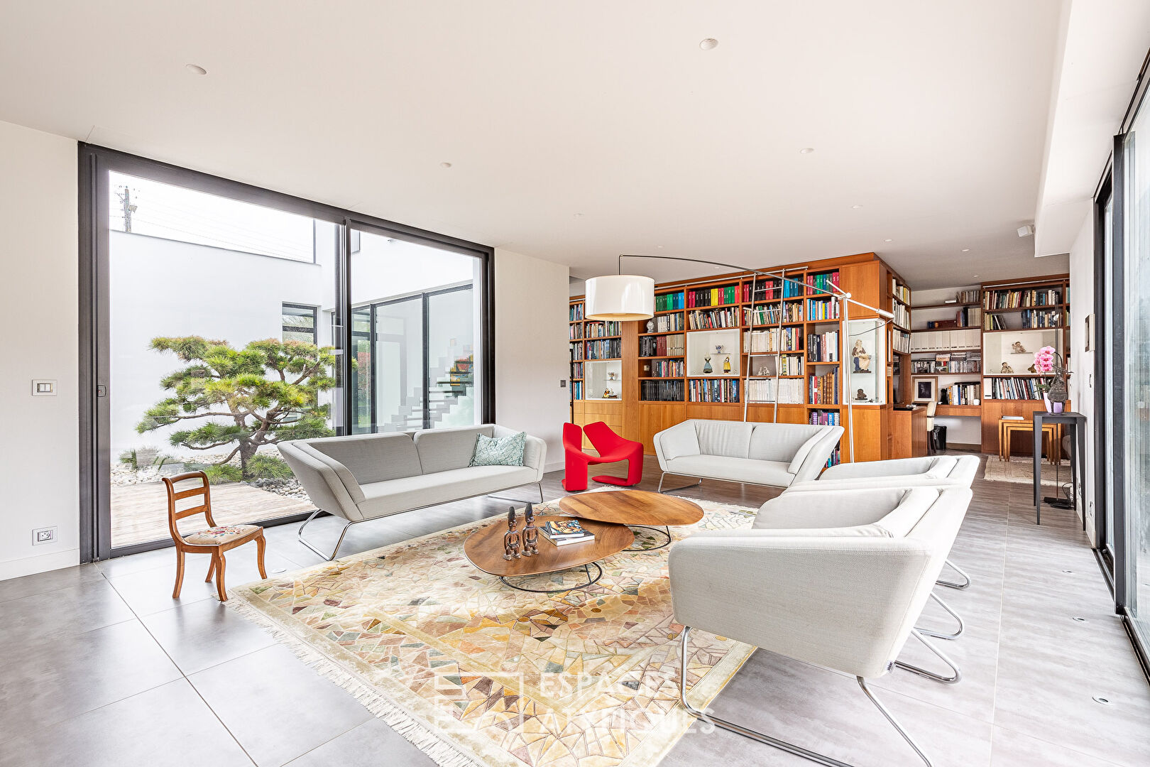 Maison contemporaine avec piscine et jardin