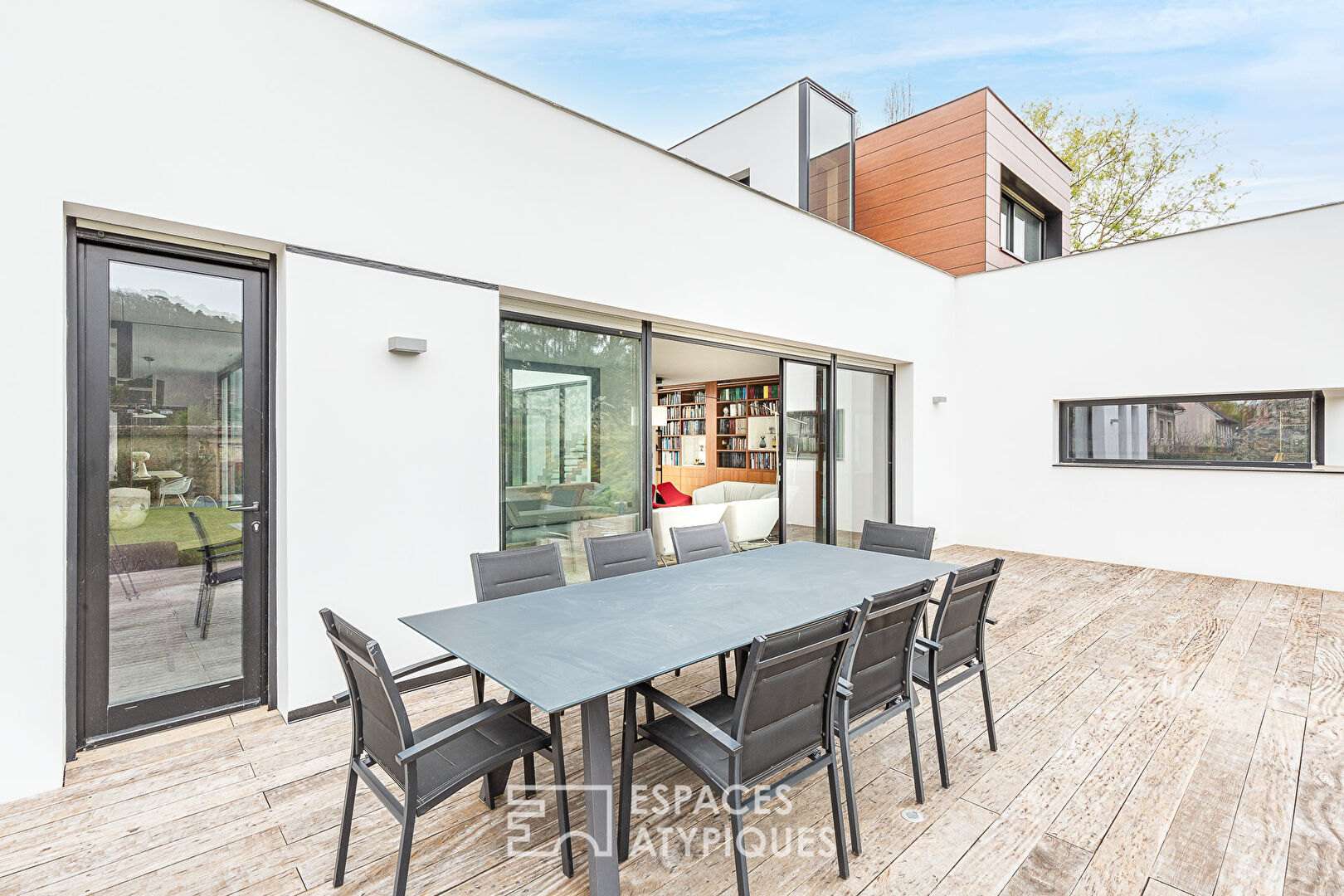 Maison contemporaine avec piscine et jardin