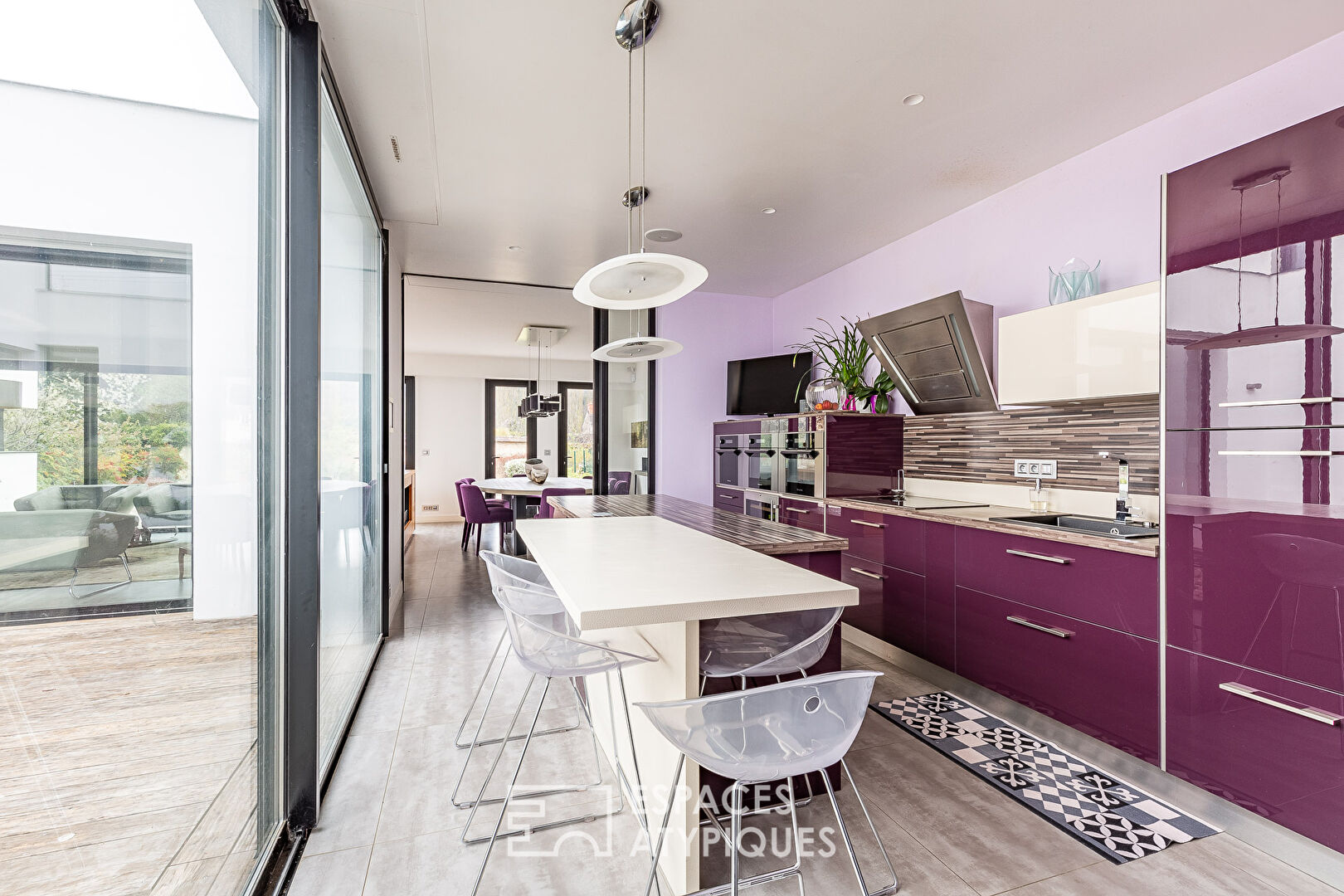 Maison contemporaine avec piscine et jardin