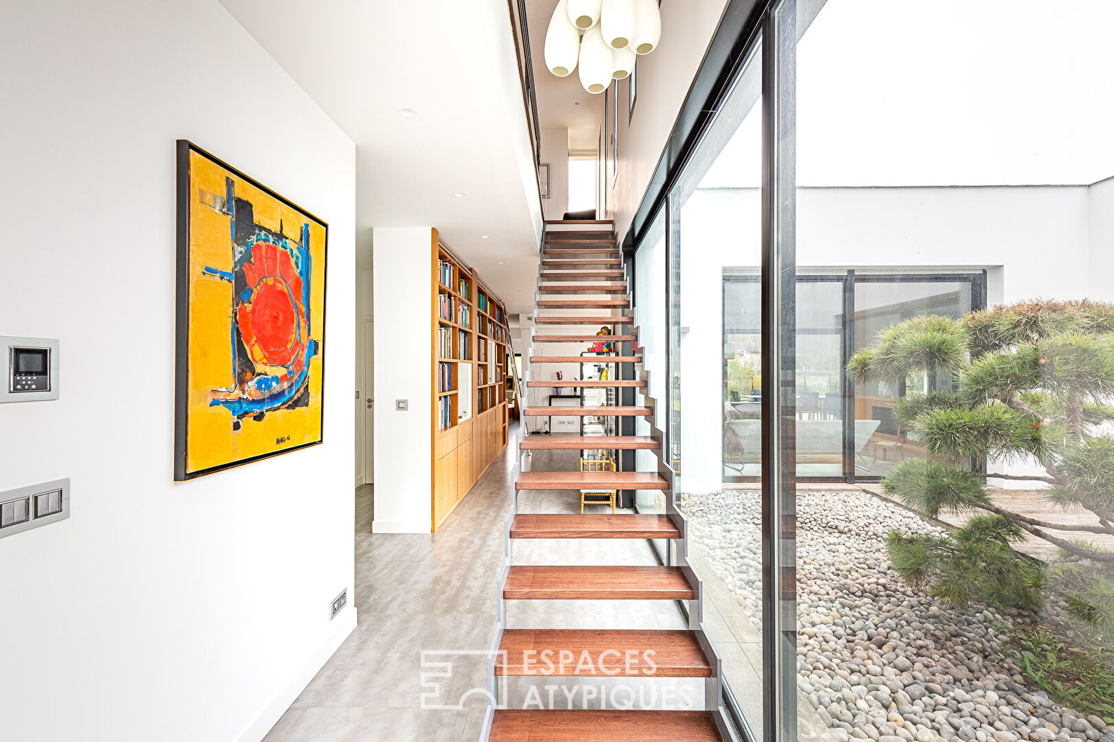 Maison contemporaine avec piscine et jardin