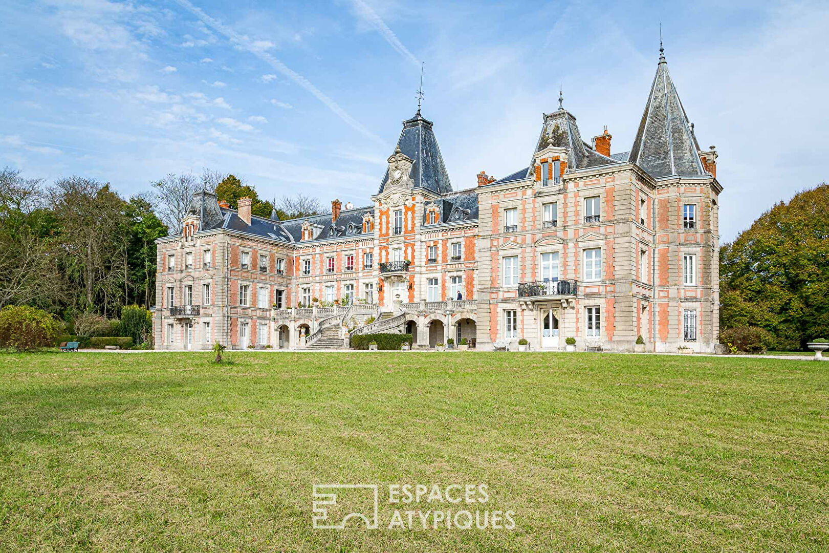 Apartment in a castle with park