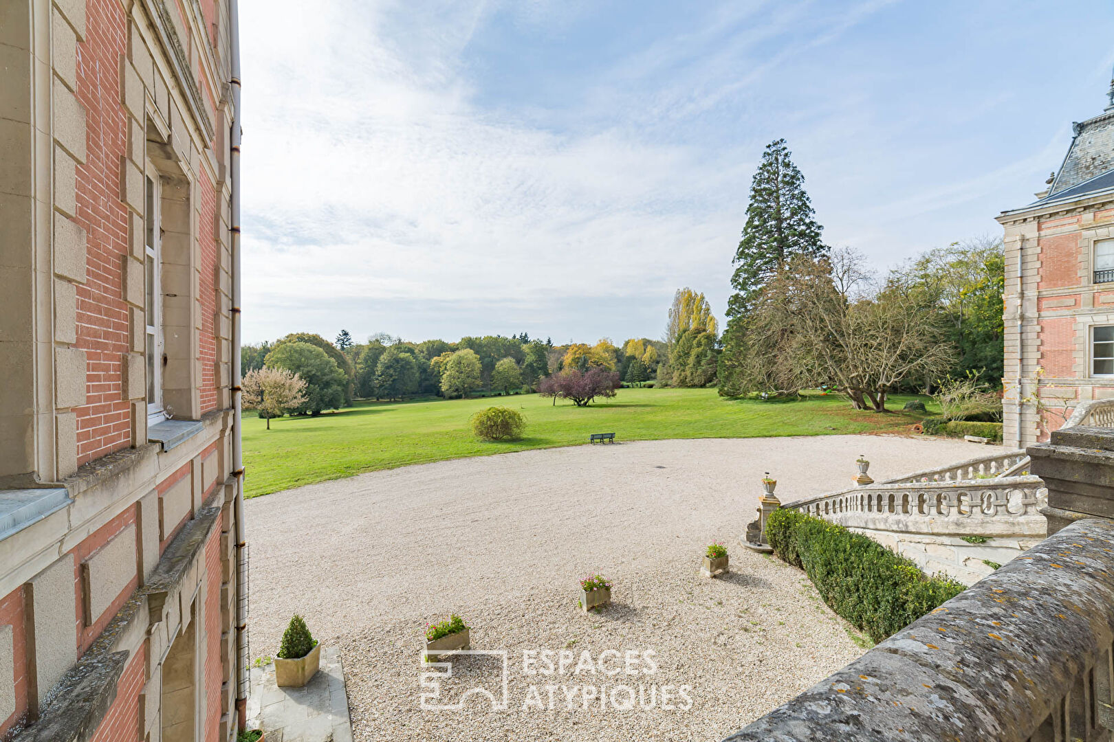 Apartment in a castle with park