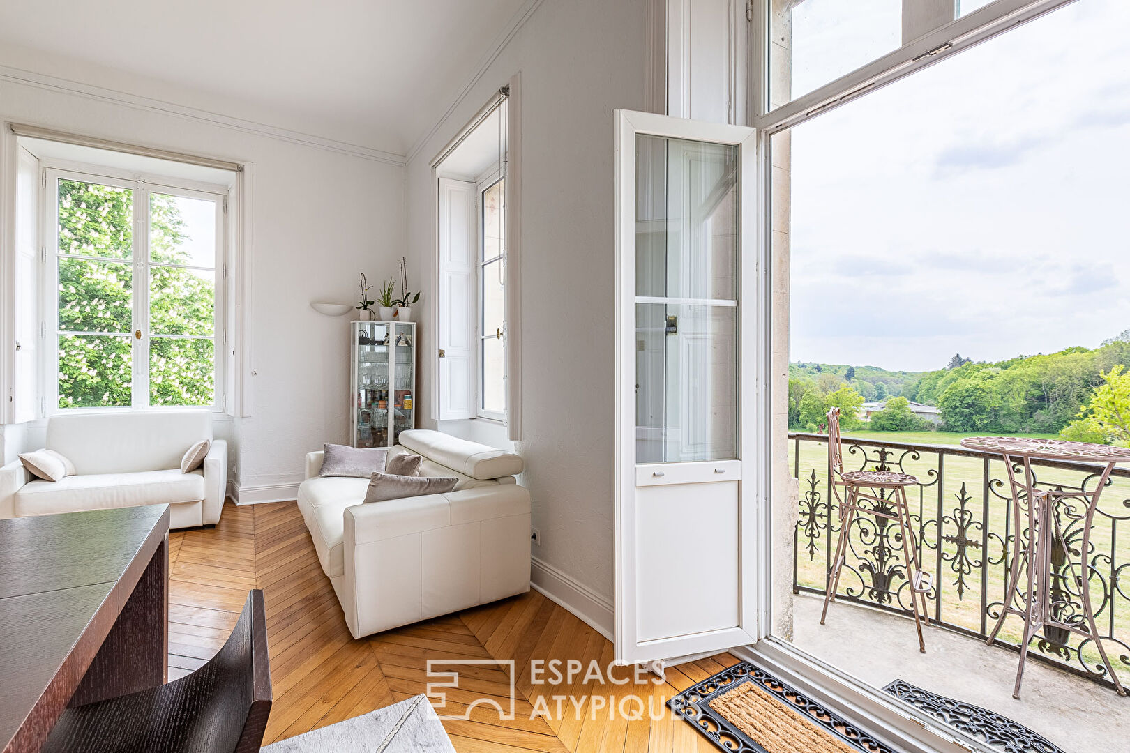 Apartment in a castle with park