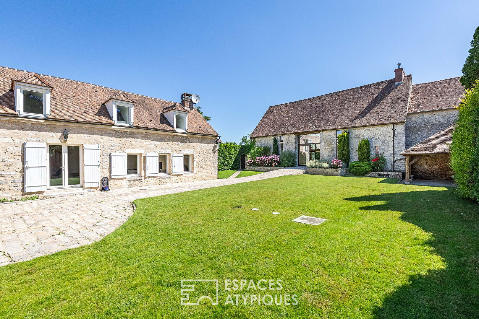 Charmante propriété rénovée avec dépendance et jardins