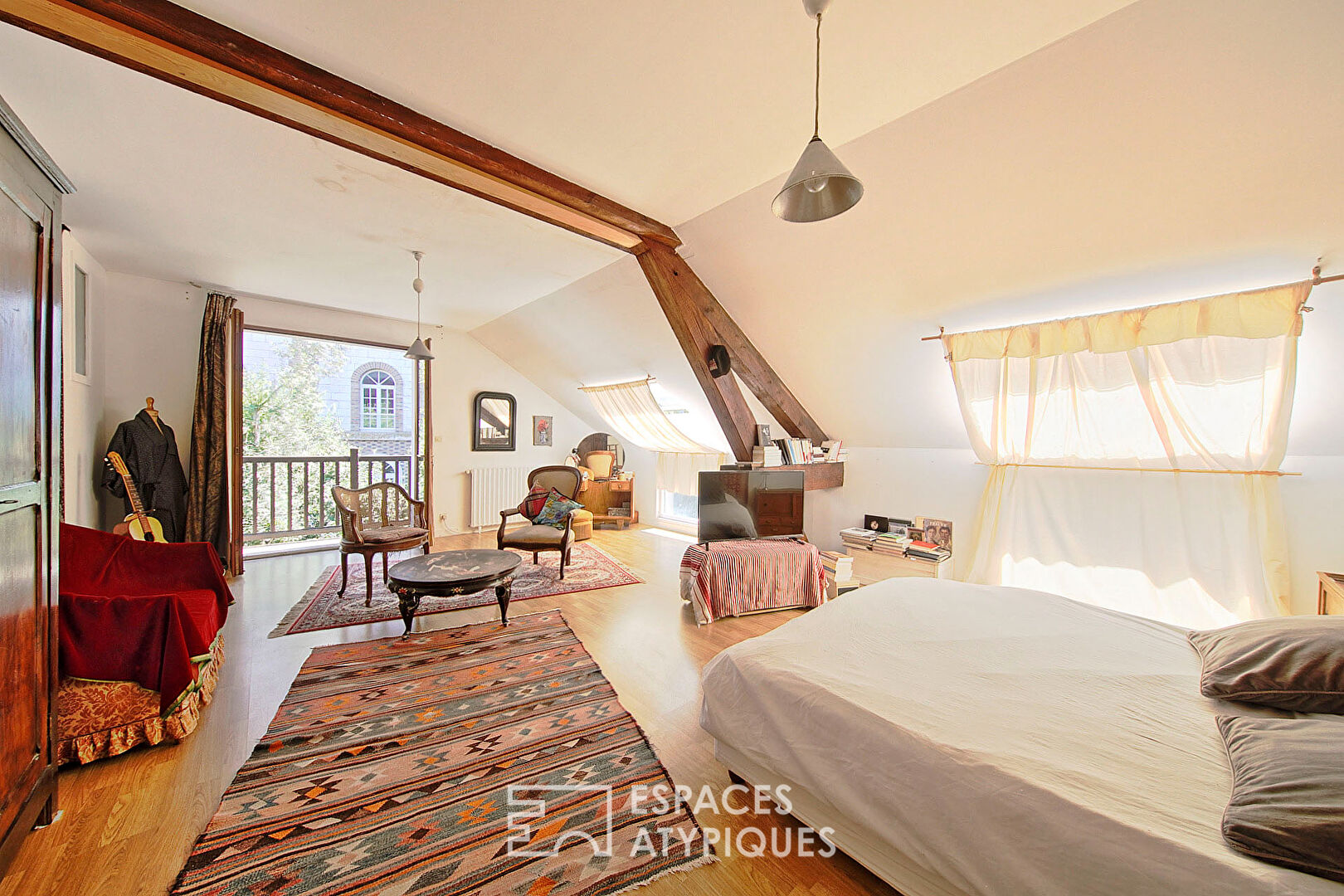 Loft-style house with artist studios and garden