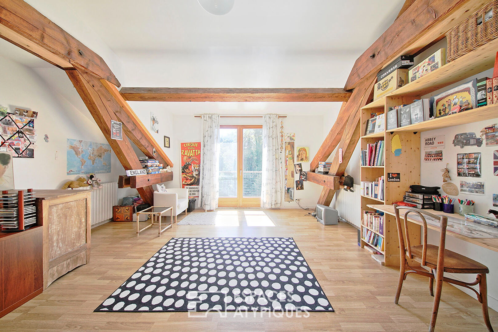 Loft-style house with artist studios and garden