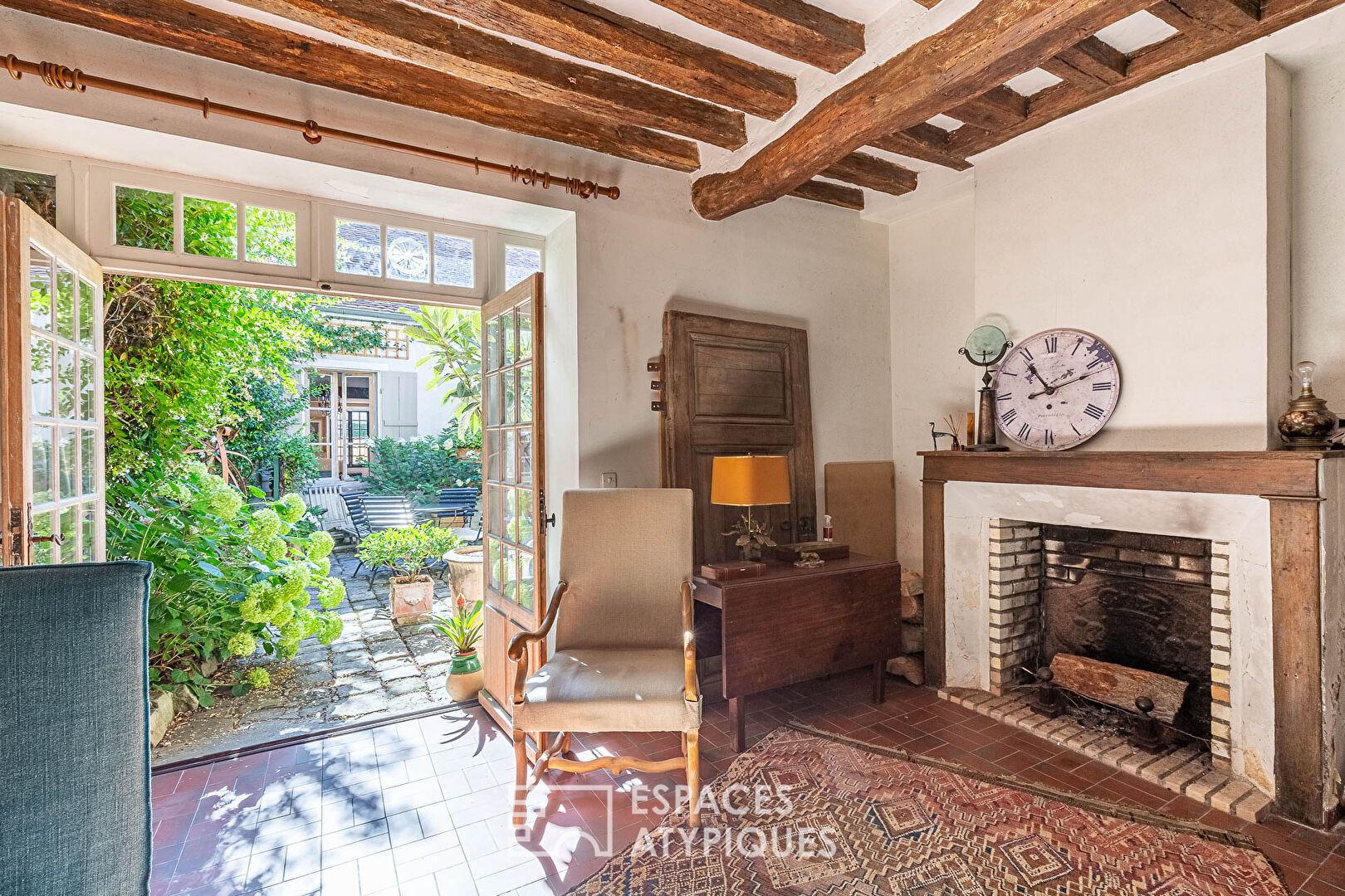 Chic country house with leafy courtyard and outbuilding