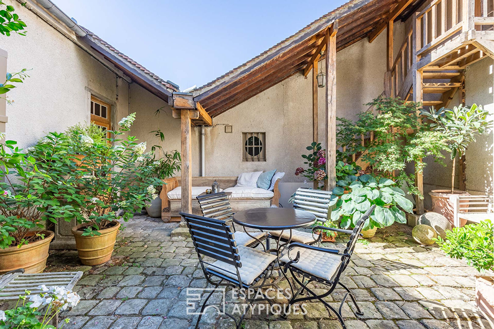 Chic country house with leafy courtyard and outbuilding