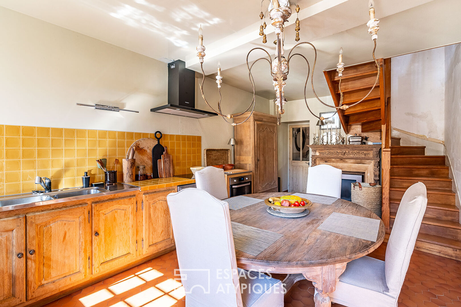 Chic country house with leafy courtyard and outbuilding