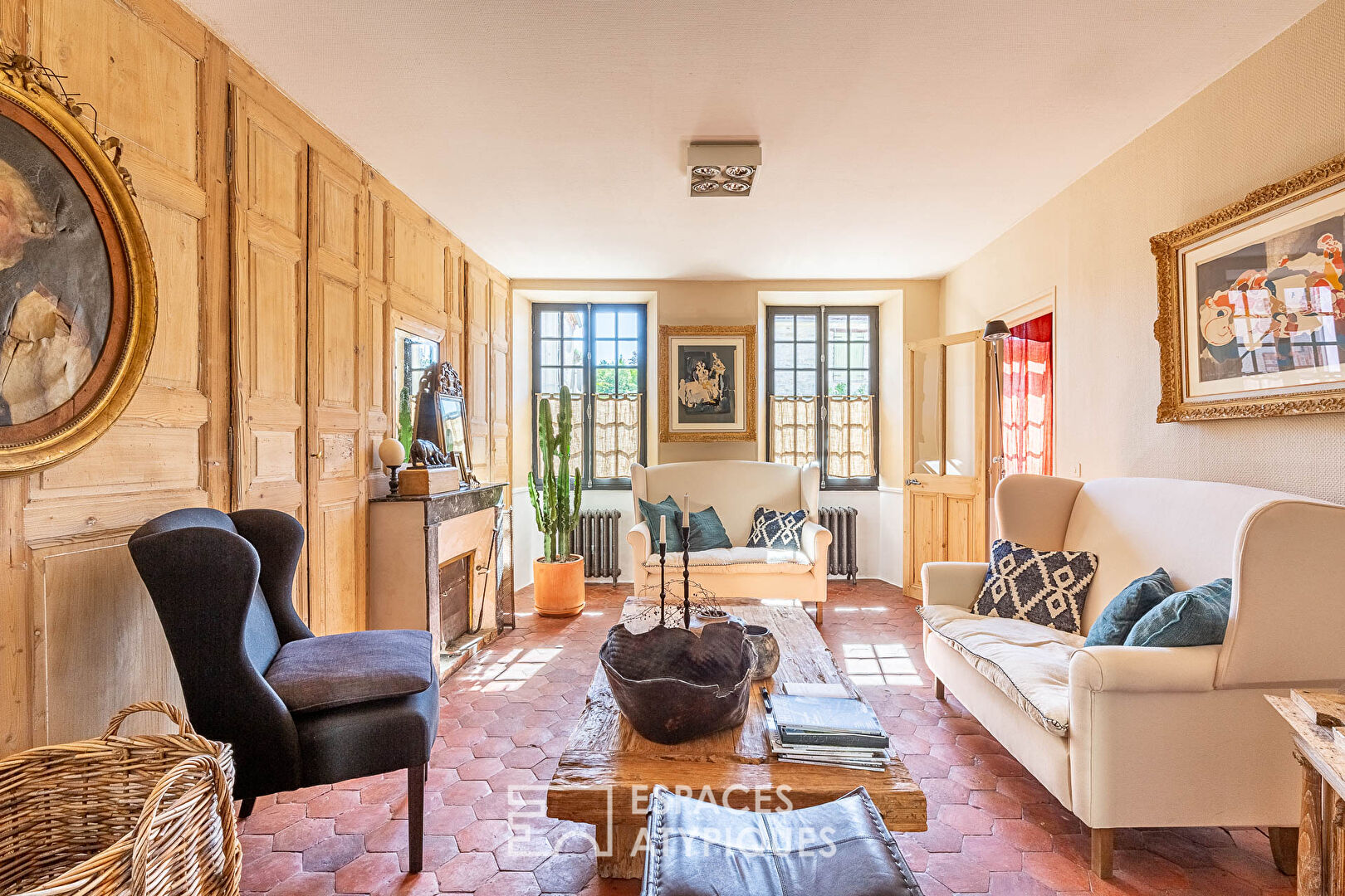 Chic country house with leafy courtyard and outbuilding
