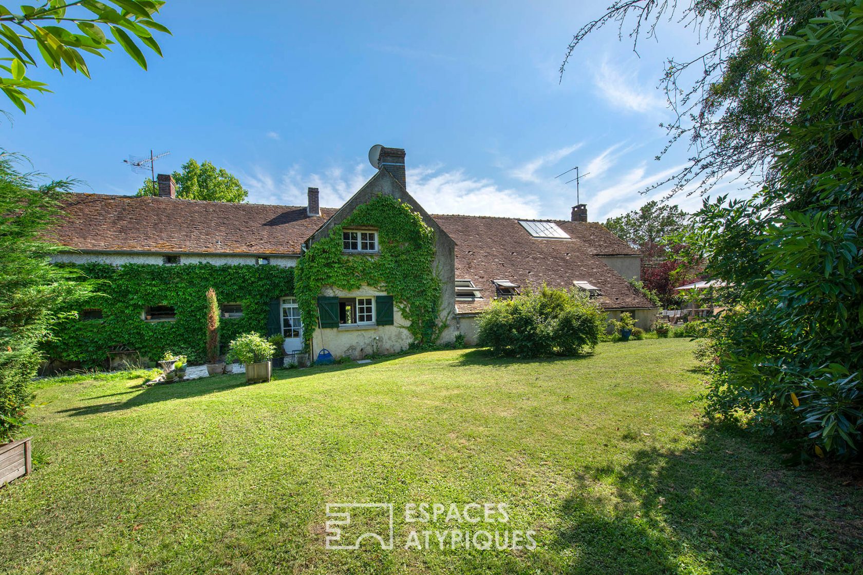 Charming farmhouse with its park