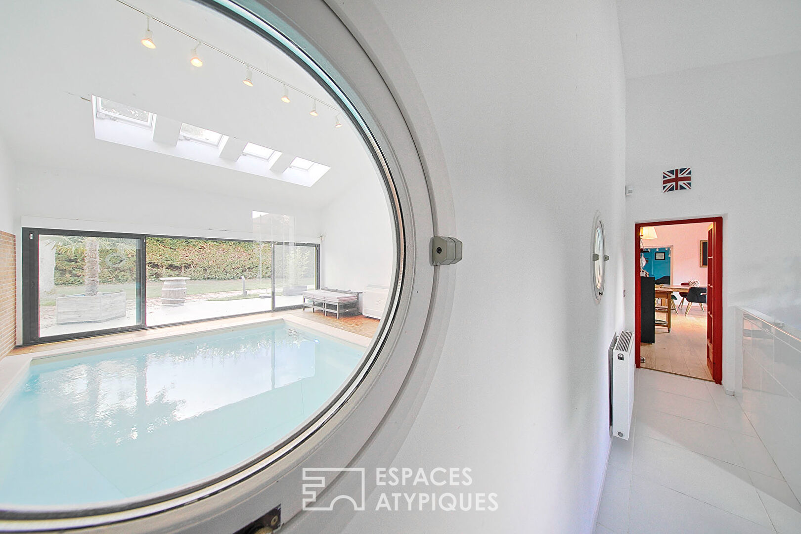 Maison contemporaine avec piscine et jardin