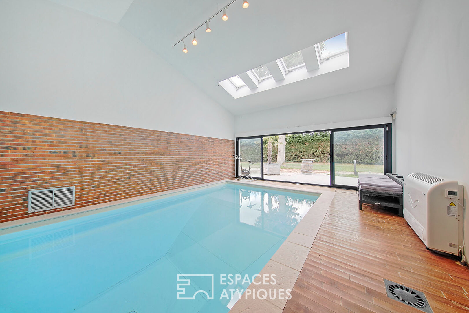 Maison contemporaine avec piscine et jardin