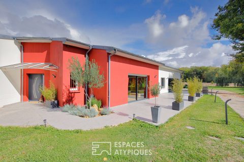 Maison contemporaine avec piscine et jardin