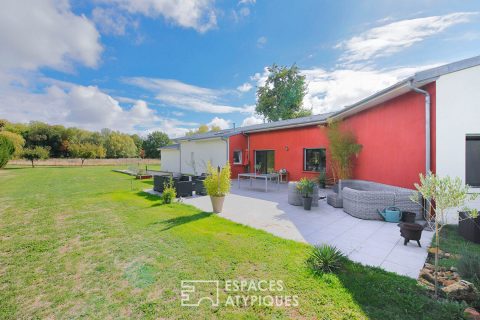 Maison contemporaine avec piscine et jardin