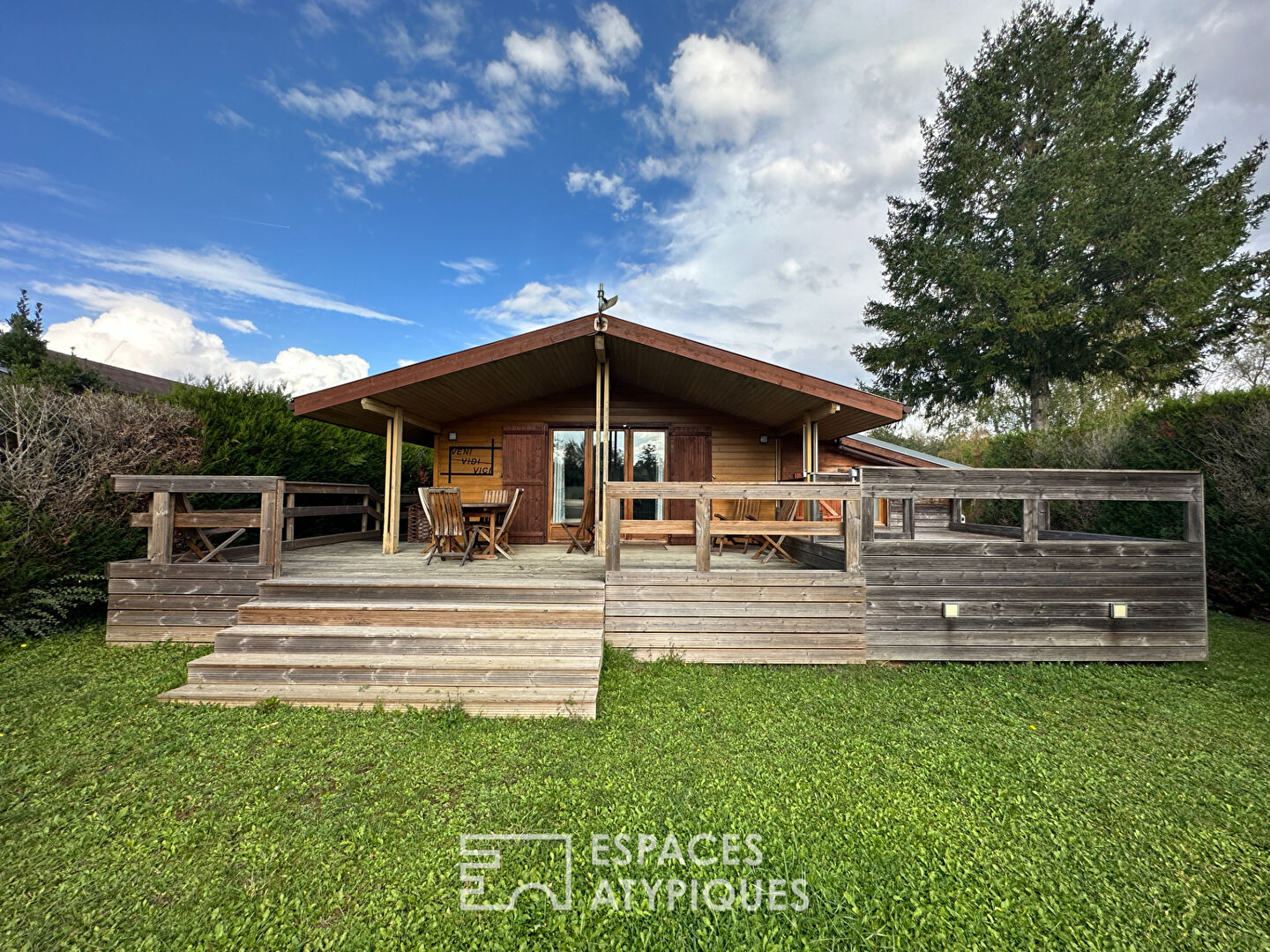 Maison en bois rénovée avec terrasses et vue