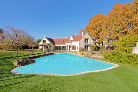 Family house with garden and swimming pool