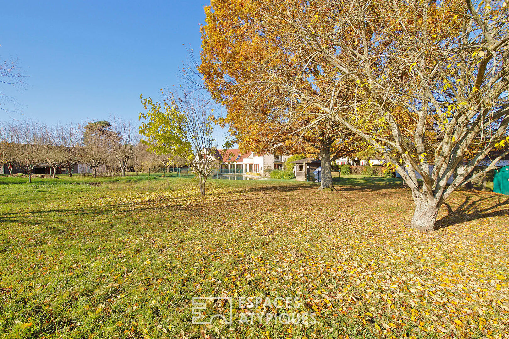 Family house with garden and swimming pool