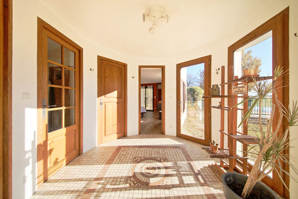 Family house with garden and swimming pool